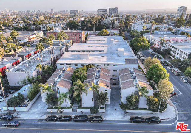 5920 Chula Vista Way, Los Angeles CA: https://media.crmls.org/mediaz/3e4a719b-205f-42c5-b2b3-1a6f50444dd4.jpg