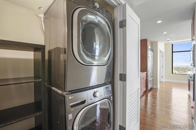 700 W E St, San Diego CA: https://media.crmls.org/mediaz/3e4a7382-a42c-4dfe-8d3c-d076aa9de565.jpg