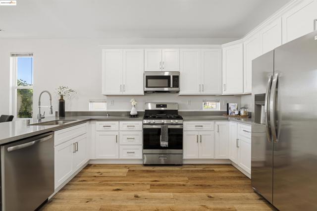 1040 Bismarck Terr, Brentwood CA: https://media.crmls.org/mediaz/3e4b6d19-2060-4472-b71b-d0ef507567e9.jpg