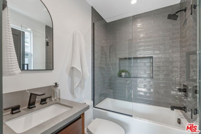 5522 Buffalo Avenue, Sherman Oaks CA: https://media.crmls.org/mediaz/3e4b8350-f69e-4bfc-8904-6ee89c101343.jpg