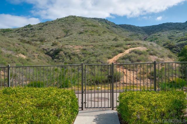 12665 Creekview Dr, San Diego CA: https://media.crmls.org/mediaz/3e4c59c0-366b-454f-9fc3-ebf41ce64b2f.jpg
