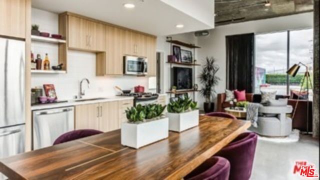 695 S Santa Fe Avenue, Los Angeles CA: https://media.crmls.org/mediaz/3e4c7dba-8506-4245-82a0-19b5c25f41bb.jpg