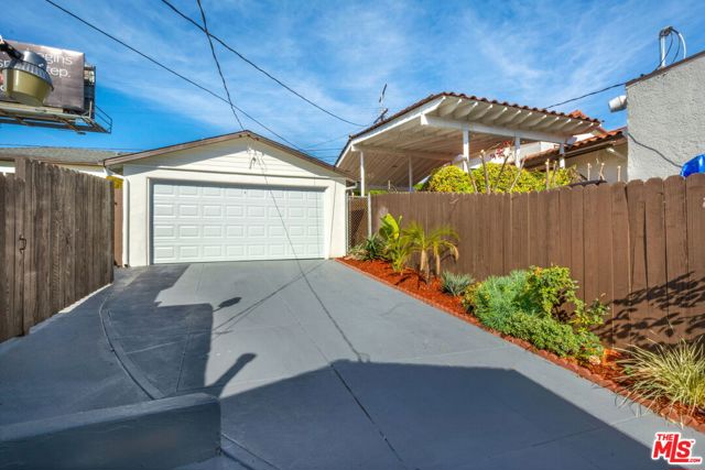 4933 W 20th Street, Los Angeles CA: https://media.crmls.org/mediaz/3e50c7e2-6da9-4119-939f-b6827c8c9725.jpg