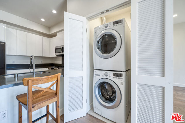 105 S Mariposa Avenue, Los Angeles CA: https://media.crmls.org/mediaz/3e50fb8f-5c5c-43dc-a93d-54eb9ce8e8d3.jpg