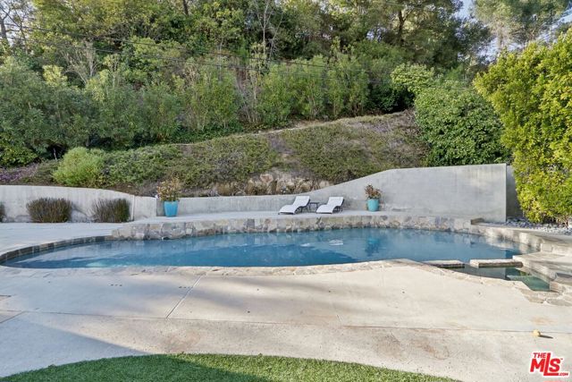 15539 Hamner Drive, Los Angeles CA: https://media.crmls.org/mediaz/3e51aa21-b48b-40dd-9e3c-2463bcad5ea9.jpg