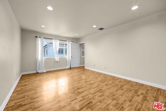 4421 Prospect Avenue, Los Angeles CA: https://media.crmls.org/mediaz/3e522fb4-7a76-45e2-9b2c-56e542df673b.jpg