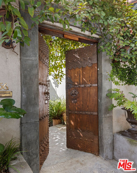 6856 Los Altos Place, Los Angeles CA: https://media.crmls.org/mediaz/3e525839-aa8c-4cec-9de5-990726e26c79.jpg