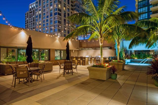 550 Front St, San Diego CA: https://media.crmls.org/mediaz/3e526834-9d8e-48ae-96f5-b8dfb656d209.jpg