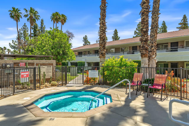 575 N Villa Court, Palm Springs CA: https://media.crmls.org/mediaz/3e53815a-85ac-431c-8416-c92c9a9b89ea.jpg
