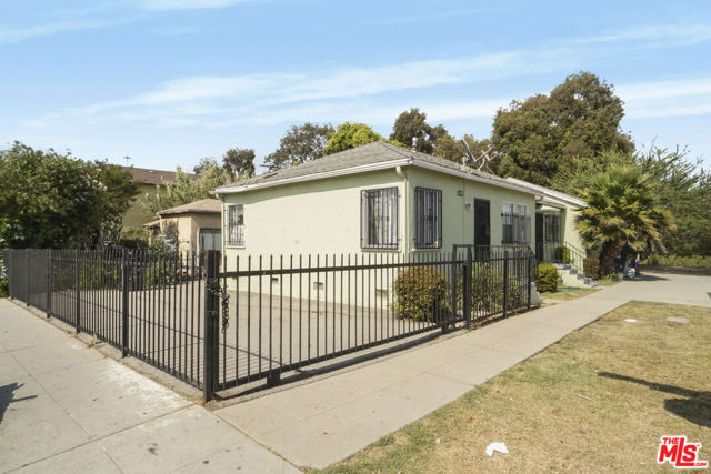 447 W 118th Place, Los Angeles CA: https://media.crmls.org/mediaz/3e544c2a-0bd8-48ca-90dc-8dfaf7816be6.jpg