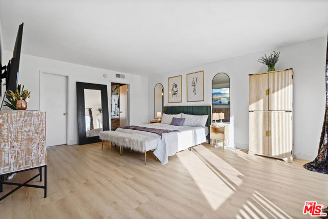 5245 Coldwater Canyon Avenue, Sherman Oaks CA: https://media.crmls.org/mediaz/3e549fd0-5cc7-443b-b29e-7e248b4d32d8.jpg