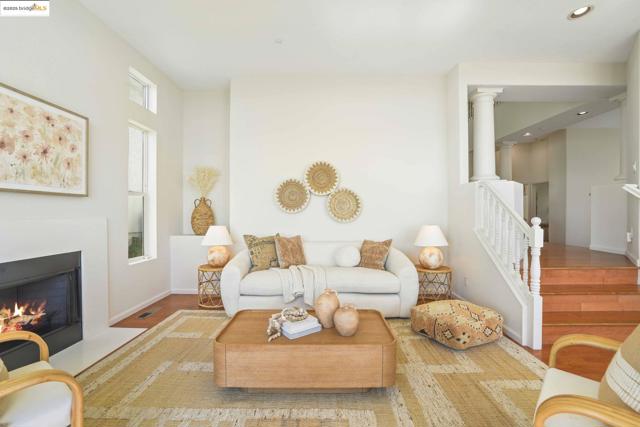 661 Via Rialto, Oakland CA: https://media.crmls.org/mediaz/3e54a5f2-05f7-45a2-b66d-99b0ffa887fa.jpg