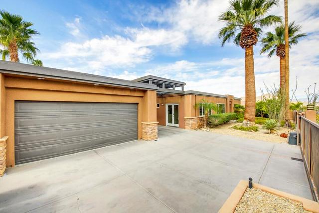 52883 Eisenhower Drive, La Quinta CA: https://media.crmls.org/mediaz/3e560fa3-183a-4cb2-a9fb-cd9b47728764.jpg