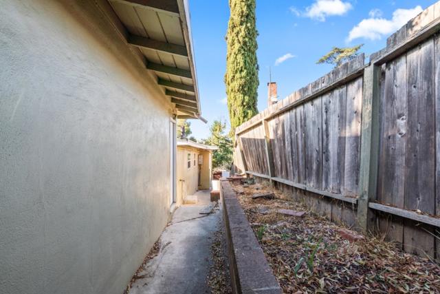 9560 Alcala Avenue, Oakland CA: https://media.crmls.org/mediaz/3e56c4cf-29d4-4538-8978-ec39dc5183d9.jpg