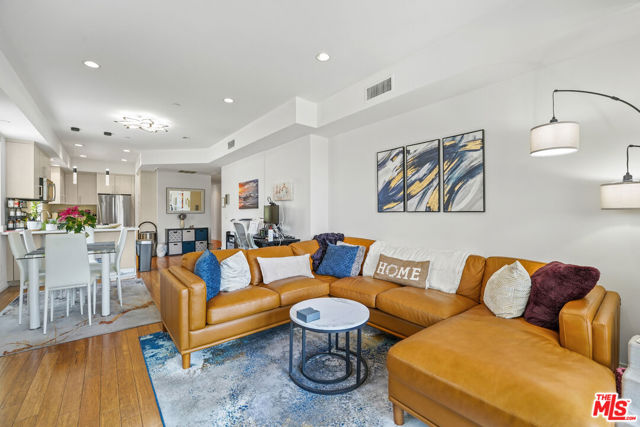 819 HOLT Avenue, Los Angeles CA: https://media.crmls.org/mediaz/3e57c72f-cdb2-441e-9530-8bfdbb0ebb55.jpg