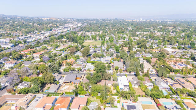 5726 Donna Avenue, Tarzana CA: https://media.crmls.org/mediaz/3e59284a-683b-4b45-83ef-44810116b08d.jpg