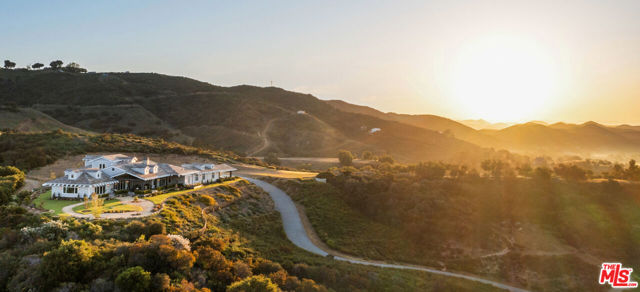1697 W Potrero Road, Westlake Village CA: https://media.crmls.org/mediaz/3e593889-6bb8-439c-aa21-db5517b82811.jpg