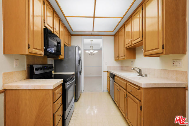 2102 Century Park Lane, Los Angeles CA: https://media.crmls.org/mediaz/3e5a7371-ede5-4bcf-b051-c9609cdad835.jpg