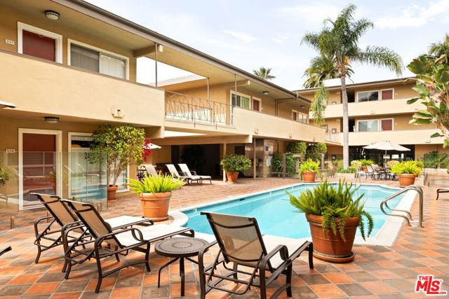 970 Palm Avenue, West Hollywood CA: https://media.crmls.org/mediaz/3e5a8a71-ebcd-4ecf-8b5a-bd3d5be20e15.jpg