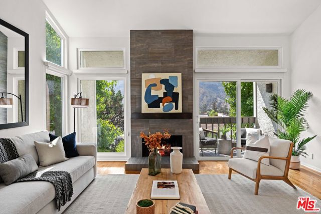1700 Palisades Drive, Pacific Palisades CA: https://media.crmls.org/mediaz/3e5b7b56-d316-481f-b59a-79200cb4aff7.jpg