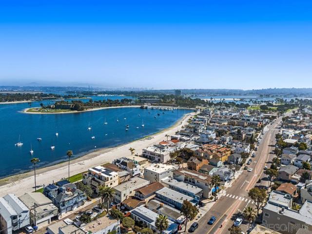 814 Kingston Ct, San Diego CA: https://media.crmls.org/mediaz/3e5b9b04-c449-457d-8c67-c09994780494.jpg