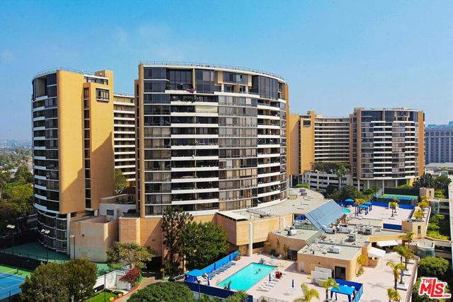 4335 Marina City Drive, Marina del Rey CA: https://media.crmls.org/mediaz/3e5be57d-0183-4eb4-a38f-70d1a9416f99.jpg