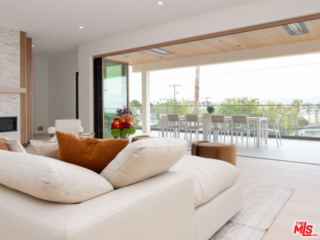 461 Chabela Drive, Manhattan Beach CA: https://media.crmls.org/mediaz/3e5c1b29-098b-4bf8-adcc-e03041266a84.jpg
