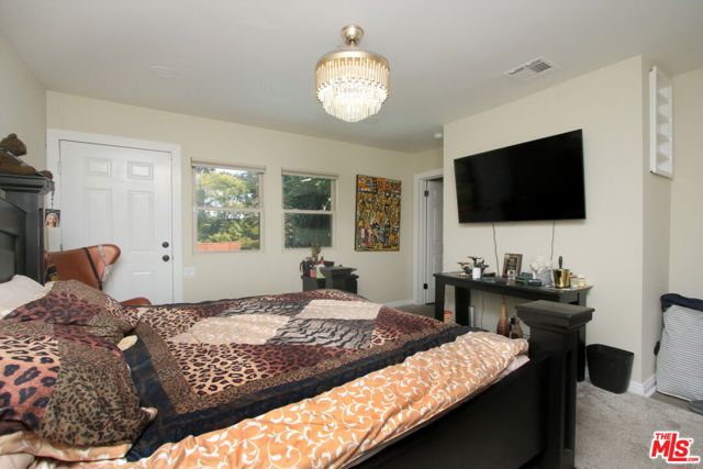 1807 Cochran Place, Los Angeles CA: https://media.crmls.org/mediaz/3e5d5c7e-8782-4306-9dcd-94ff0c26783e.jpg