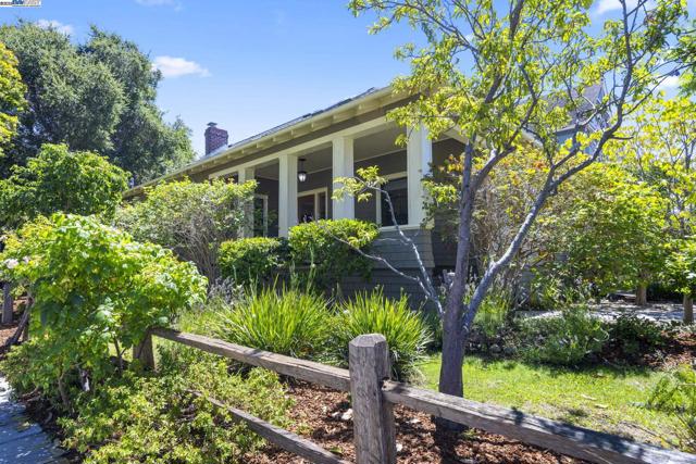 898 Union St, Alameda CA: https://media.crmls.org/mediaz/3e5e2122-f576-4196-a8ae-a2581585099b.jpg
