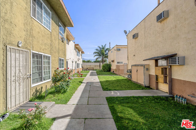 7442 Vineland Avenue, Sun Valley CA: https://media.crmls.org/mediaz/3e5e3a01-0fce-48ec-8fc4-82931ee80220.jpg