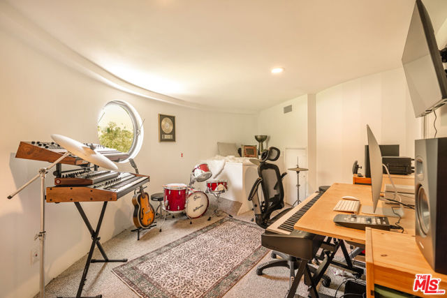 3105 Ledgewood Drive, Los Angeles CA: https://media.crmls.org/mediaz/3e5fcb51-3b49-4e0d-8a91-570f28dd4eac.jpg