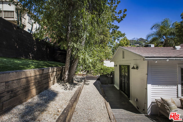 3831 Fernwood Avenue, Los Angeles CA: https://media.crmls.org/mediaz/3e63c8b7-d68e-472f-aa39-fd8667d1c7ac.jpg