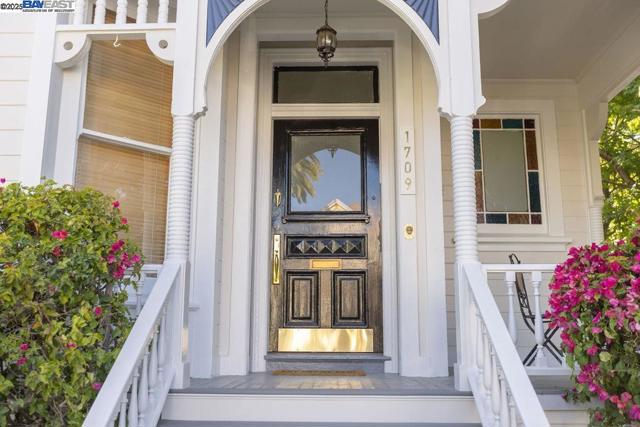 1709 Myrtle St, Oakland CA: https://media.crmls.org/mediaz/3e6490e1-cc52-4902-b0ac-2da2e9361960.jpg