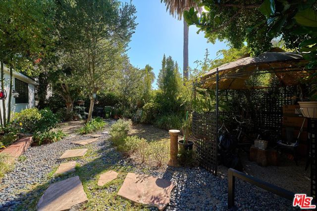 728 S Windsor Boulevard, Los Angeles CA: https://media.crmls.org/mediaz/3e656cc3-121a-4b77-b961-d143a10bdddc.jpg