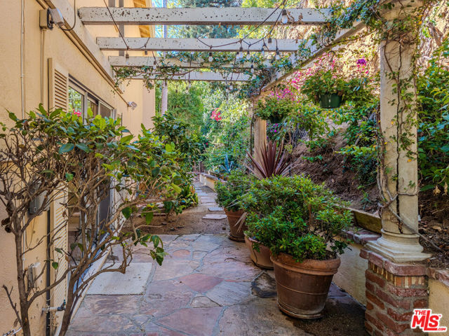 8967 St Ives Drive, Los Angeles CA: https://media.crmls.org/mediaz/3e6584e7-e44e-46b6-9d8c-bd9eb952d254.jpg