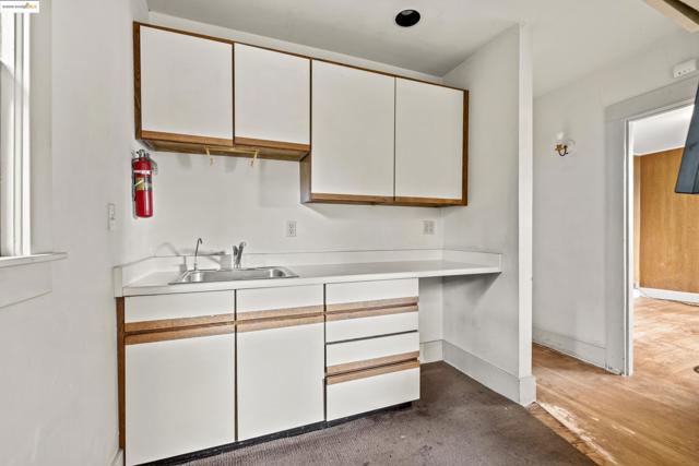 3050 Shattuck, Berkeley CA: https://media.crmls.org/mediaz/3e66dc86-f5d4-4981-905c-321e018f4139.jpg