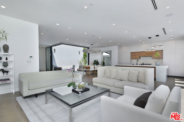 5316 Lennox, Sherman Oaks CA: https://media.crmls.org/mediaz/3e68114b-f47d-4f3e-9b05-9c9cd399195c.jpg
