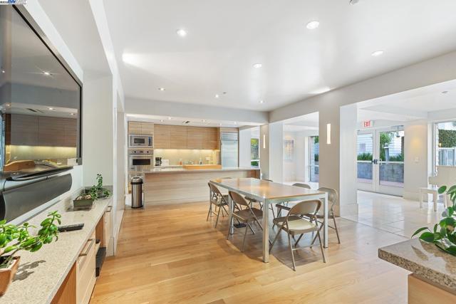 1655 N California Blvd, Walnut Creek CA: https://media.crmls.org/mediaz/3e685784-8e3e-4a19-a484-19bacb297ff1.jpg