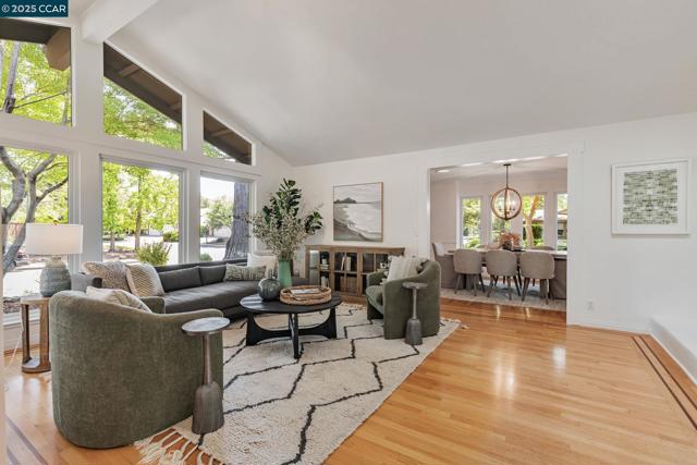 3180 Arbolado Dr, Walnut Creek CA: https://media.crmls.org/mediaz/3e68a29d-7449-46b8-a23a-3b995df9ab18.jpg
