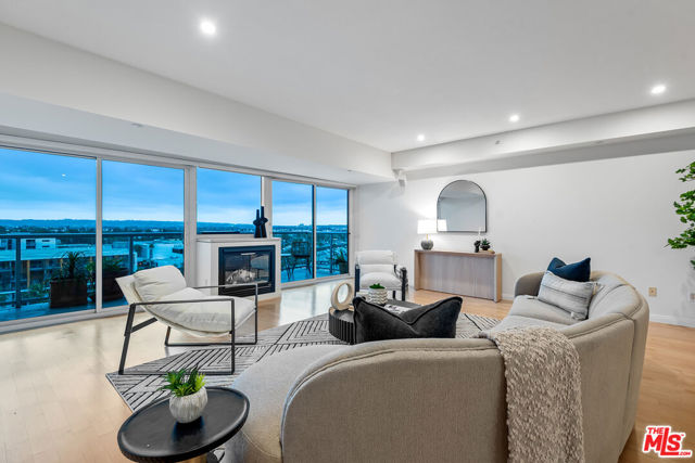 13600 Marina Pointe Drive, Marina del Rey CA: https://media.crmls.org/mediaz/3e691c00-391c-425c-bb82-71add7fd9a4c.jpg