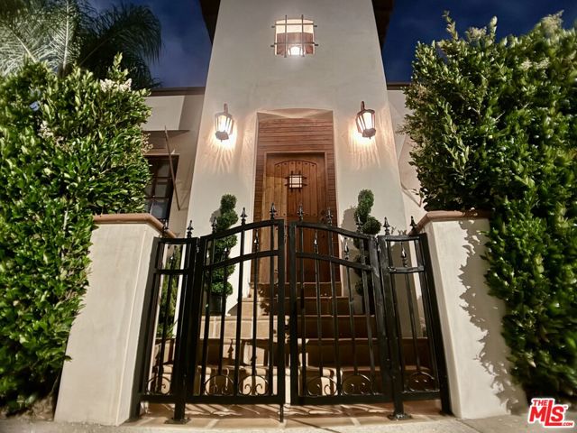 8265 Romaine Street, West Hollywood CA: https://media.crmls.org/mediaz/3e6acd13-b034-4f13-bf51-49767990c8c7.jpg