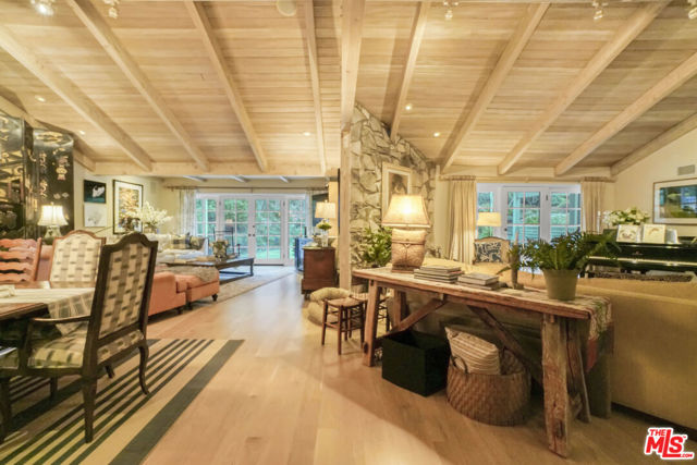 9420 Eden Drive, Beverly Hills CA: https://media.crmls.org/mediaz/3e6b4a64-79bd-430a-82d1-fc709a073921.jpg