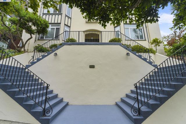 1925 Leavenworth St, San Francisco CA: https://media.crmls.org/mediaz/3e6b55d1-17ca-4483-aab7-17d73a64d4e7.jpg