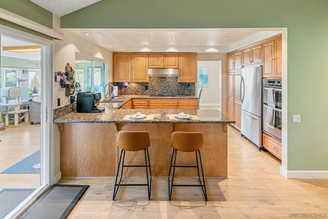 7945 Shadow Hill Dr, La Mesa CA: https://media.crmls.org/mediaz/3e6e2ac5-aadb-4a4c-bc8f-f0d5e4ee0d01.jpg