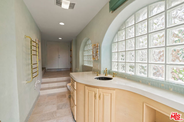 6400 Kanan Dume Road, Malibu CA: https://media.crmls.org/mediaz/3e70035d-ff51-440c-aaab-5661fc2cae90.jpg