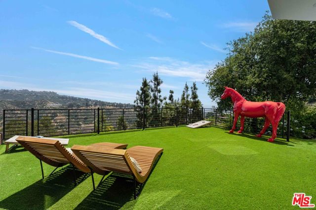 1648 Summitridge, Beverly Hills CA: https://media.crmls.org/mediaz/3e719b59-265d-490d-a191-abf13e1c257e.jpg