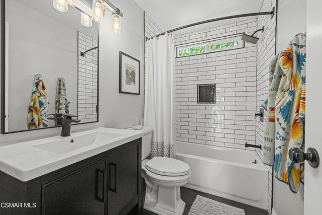 915 W Marcello Avenue, Thousand Oaks CA: https://media.crmls.org/mediaz/3e75ae34-61cf-475e-a351-6377cb69d221.jpg