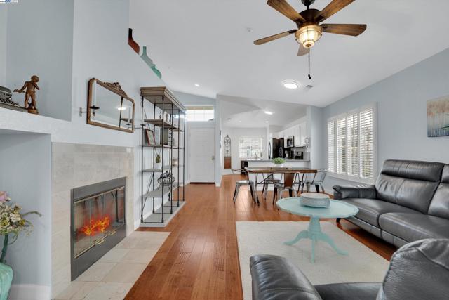 631 Splitrail Ct, Livermore CA: https://media.crmls.org/mediaz/3e75efb0-1b46-4044-998c-7e9d359324aa.jpg