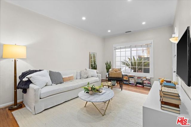 551 Westmount Drive photo 4
