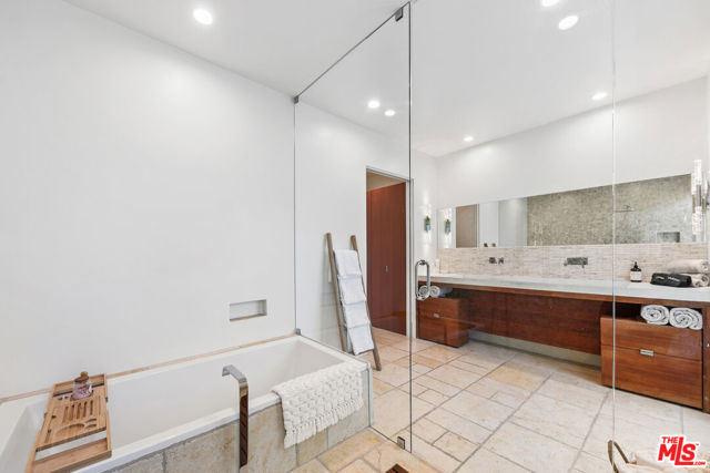 1876 Lookout Road, Malibu CA: https://media.crmls.org/mediaz/3e7cac57-f576-4195-a7bc-73fe0c78a3ff.jpg